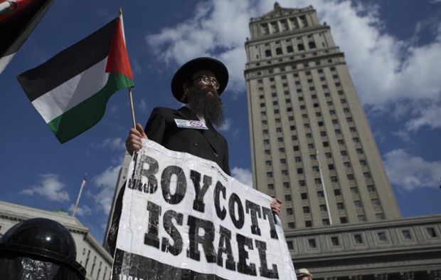 An Orthodox Jew takes part in a protest with Palestinian supporters in New York, demanding the end of the war by Israel and Hamas in Gaza.