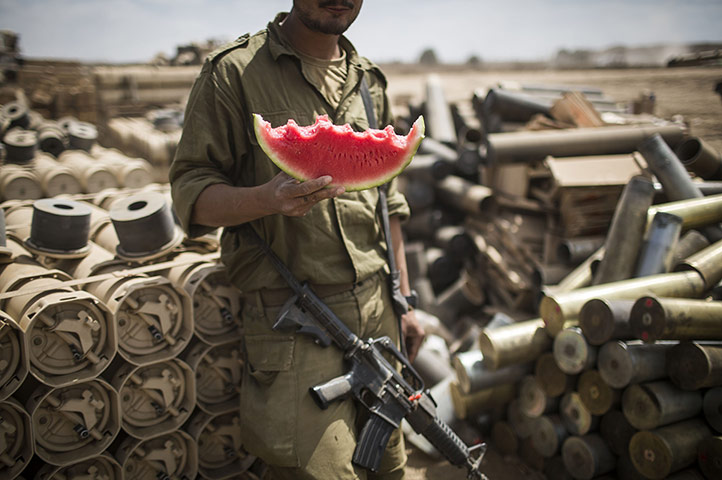 20 photos: an Israeli soldier eats watermelon