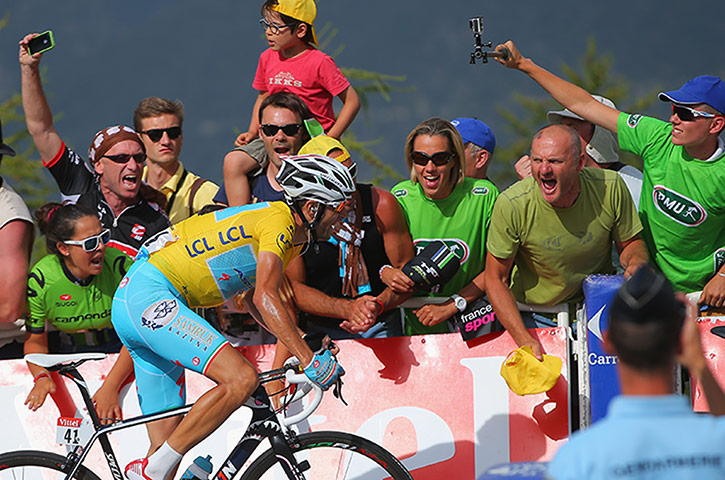 Best TDF 2014: Yellow jersey leader Vincenzo Nibali is cheered by fans