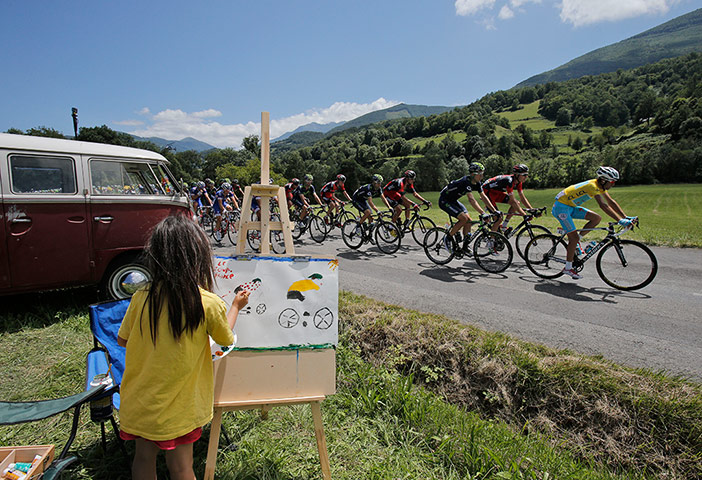 Best TDF 2014: A child draws the peleton with yellow jersey Italy's Vincenzo Nibali,