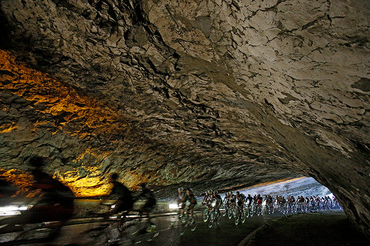 Best TDF 2014: The race passes through a tunnel during Stage 16