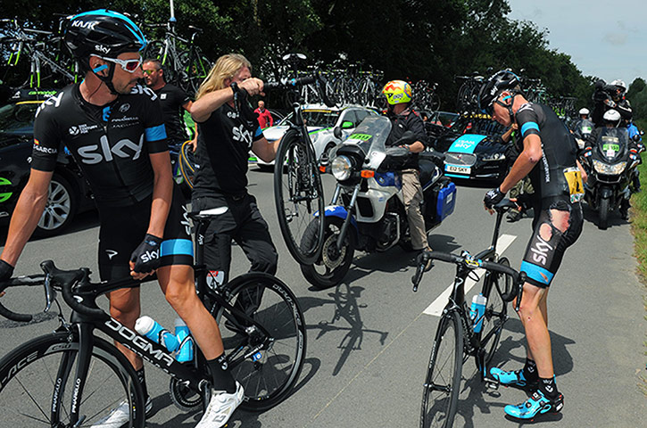 Best TDF 2014: Christopher Froome receives a new bike