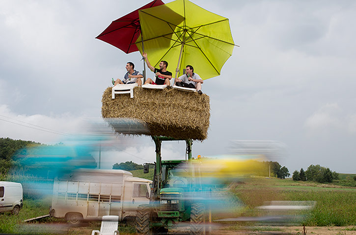 Watching the TDF2014: Ingenius spectators cheer as Italy's Vincenzo Nibali, wearing the overall l