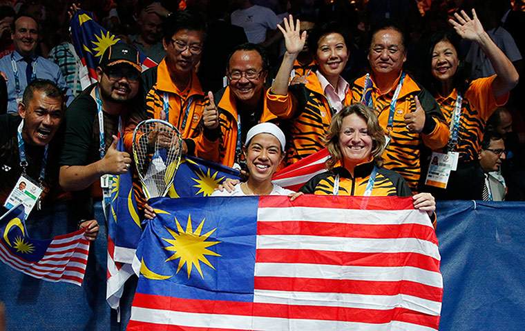 Squash TJ: Nicol David of Malaysia poses with fans after winning the womens singles