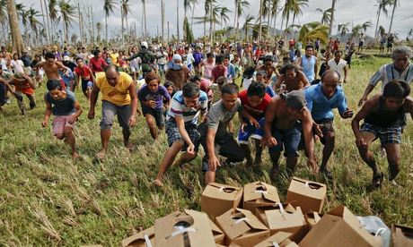 Survivors of Typhoon Haiyan rush to grab fresh wate