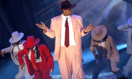 R Kelly performing on stage in 2003