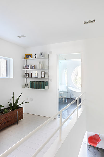 Space feature white house: Jimi Lee house