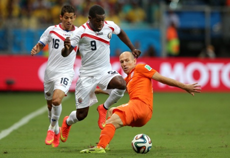 Joel Campbell of Costa Rica is challenged by Arjen Robben of Holland.