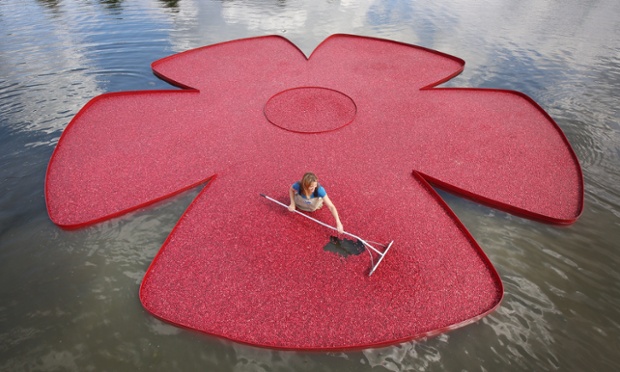 New England cranberry αγρότης Adrienne Mollor οργανώνει ένα σχήμα τριαντάφυλλο κυμαινόμενο οθόνη γεμάτη από cranberries στο Hampton Court Palace Flower Show στο Λονδίνο