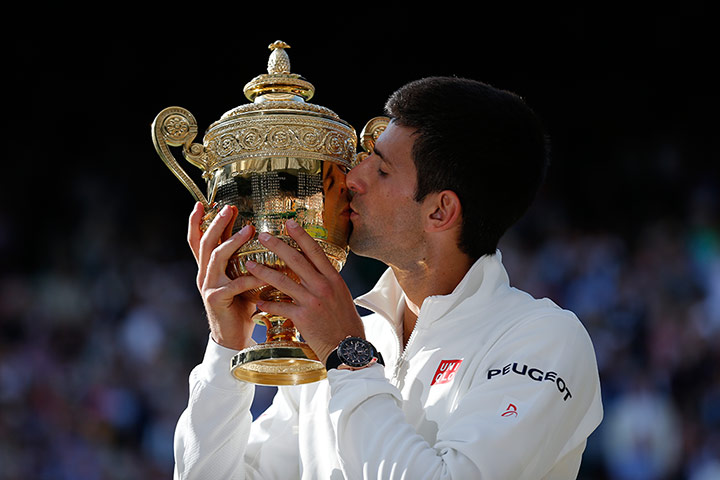 Wimbledon 13: Djokovic of Serbia kisses the trophy