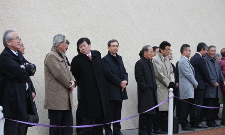 A crowd gathers for the arrival of Japanese Prime Minister Shinzo Abe and his wife Akie.