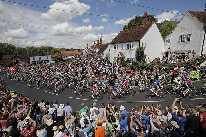 TDF3: Spectators cheer as the pack passes through the village of Finchingfield