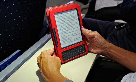 A travellerr reading a Kindle
