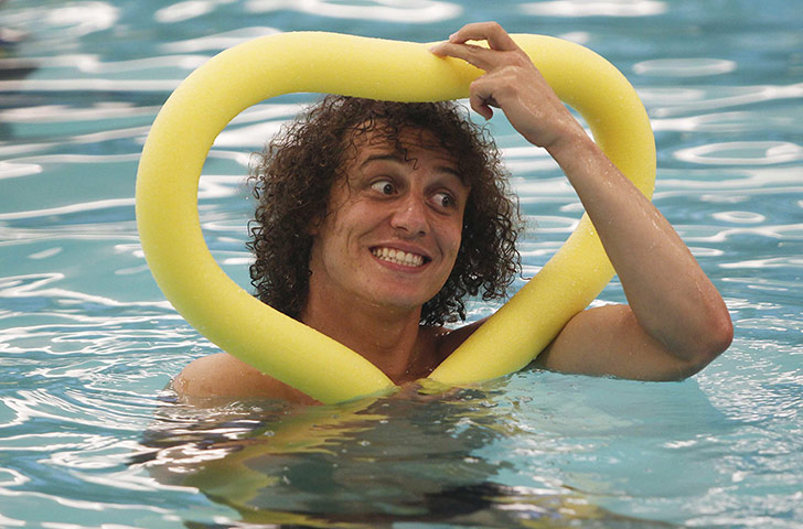 weird sport: Luiz swimming