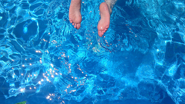 Your Pictures: Sunbathe: Feet in a a swimming pool