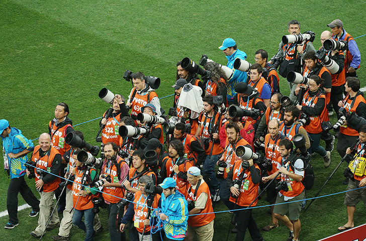 argies v dutch: The photographers are kettled