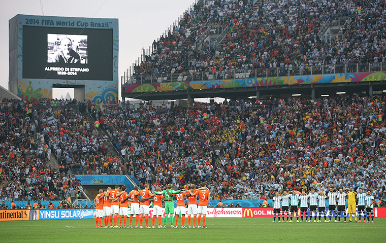 argies v dutch: Minute's silence