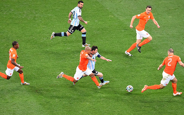 argies v dutch: Lionel Messi goes on another run