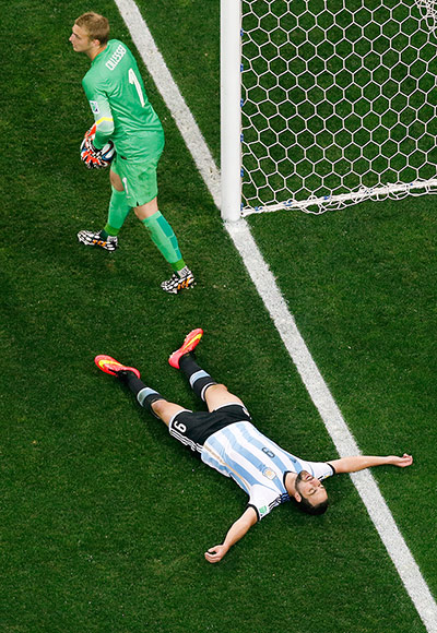 argies v dutch: Higuain miss