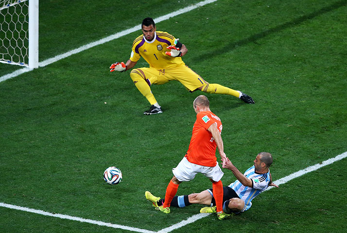 argies v dutch: Robben miss
