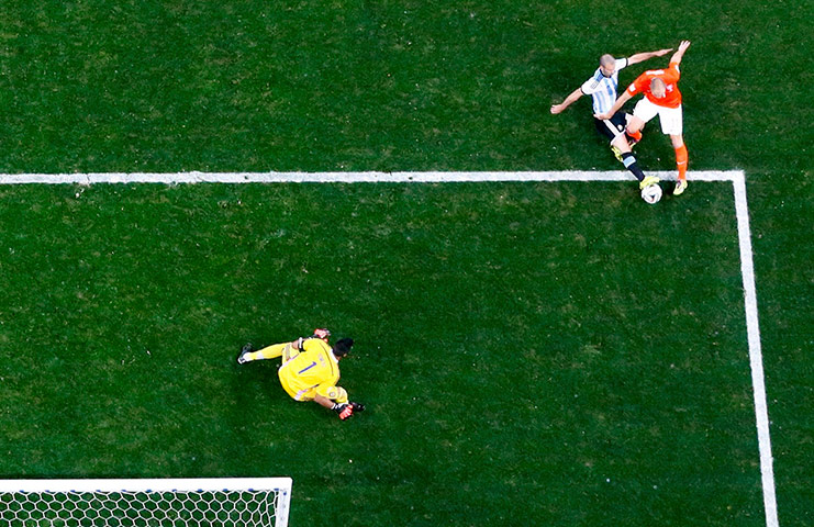 argies v dutch: Argentina's Javier Mascherano blocks