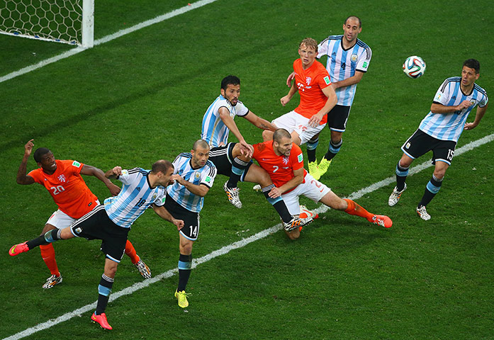 argies v dutch: Ezequiel Garay