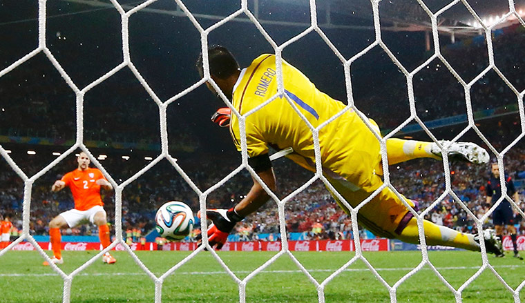 argies v dutch: Argentina's Romero saves the penalty of Vlaar  