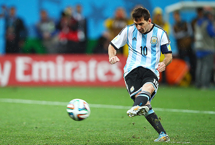 argies v dutch: Lionel Messi scores