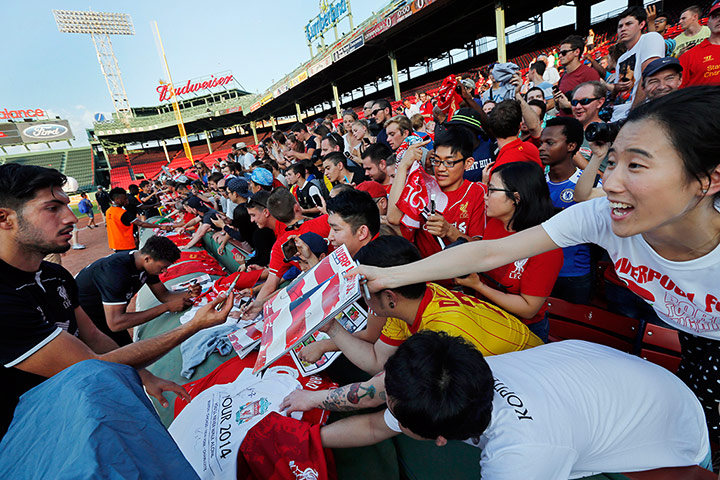 EPL in USA: Fans reach for player autographs