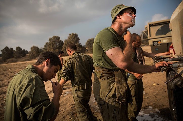 20 photos: An Israeli soldier shaves