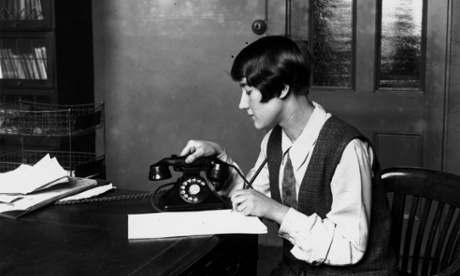 Female office workers in the 
1920s dressed sensibly but stylishly