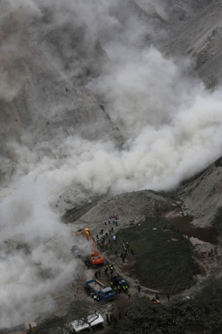 Earth and dust spills after and earthquake of 5.1 degrees in Catequilla, Ecuador