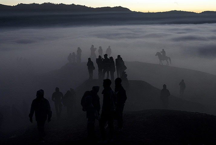 20 Photos: Indonesian villagers at the crater of Mount Bromo at the Kasodo ceremony