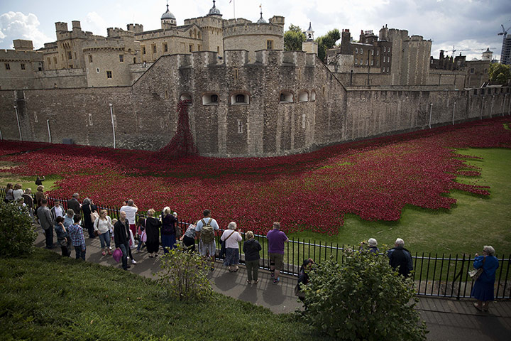 20 Photos: People look at the art installation