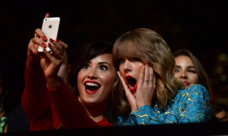 Demi Lovato and Taylor Swift take a selfie at the 2014 MTV Video Music Awards