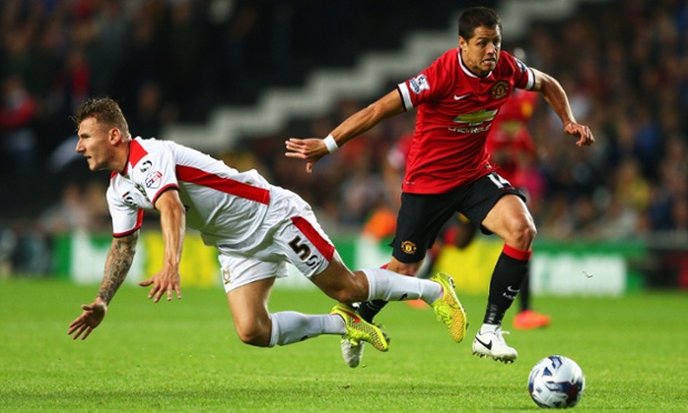 Javier Hernandez goes past Kyle McFadzean as United start brightly.