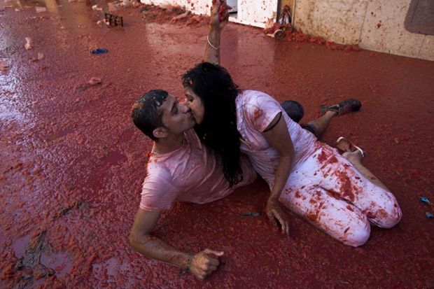 A couple kiss at La Tomatina