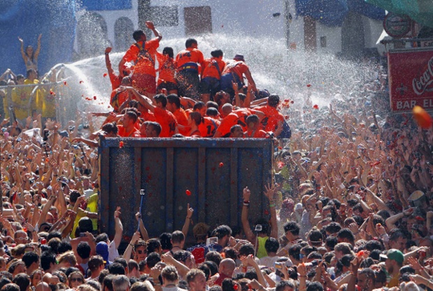 The trucks start dumping the 125kg of tomatoes onto the streets.