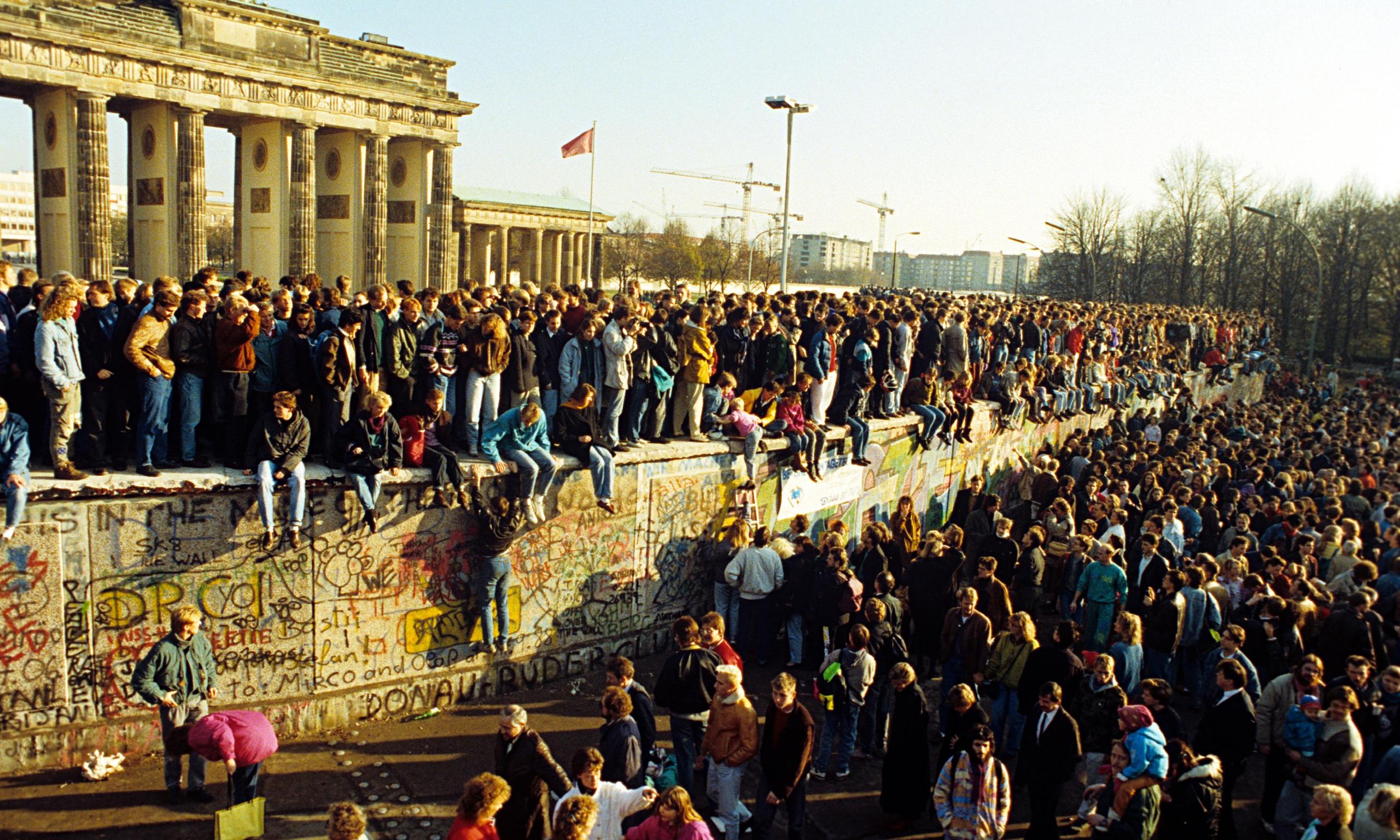 http://static.guim.co.uk/sys-images/Guardian/Pix/pictures/2014/8/31/1409482273626/Fall-of-the-Berlin-Wall-i-014.jpg