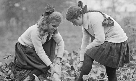 Live better first world war make do and mend schoolgirls harvest marrows