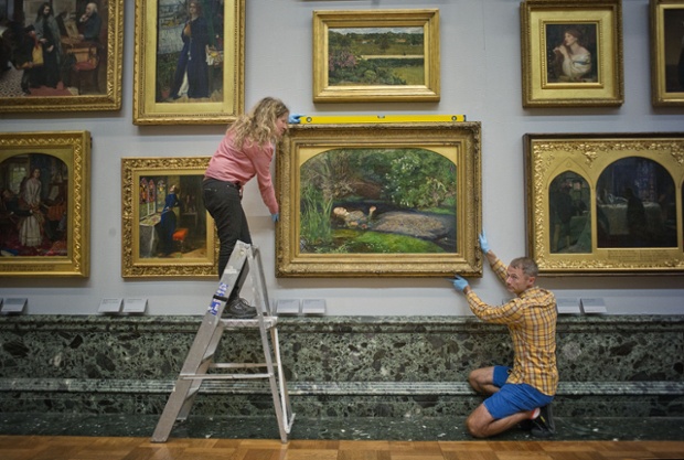 Sir John Everett Millais' Pre-Raphaelite painting Ophelia goes back on display at Tate Britain after an international tour that included US, Russia, Japan and Italy.