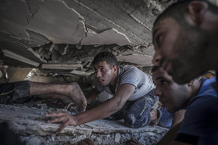 20 Photos: Searching for survivors of an Israeli air strike in Gaza