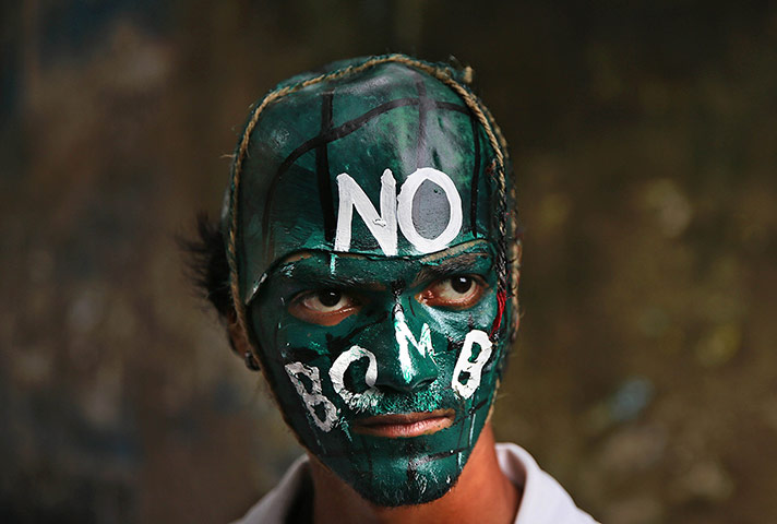 20 Photographs: An Indian in a rally for the anniversary of the US dropping an atomic bomb on Hiroshima