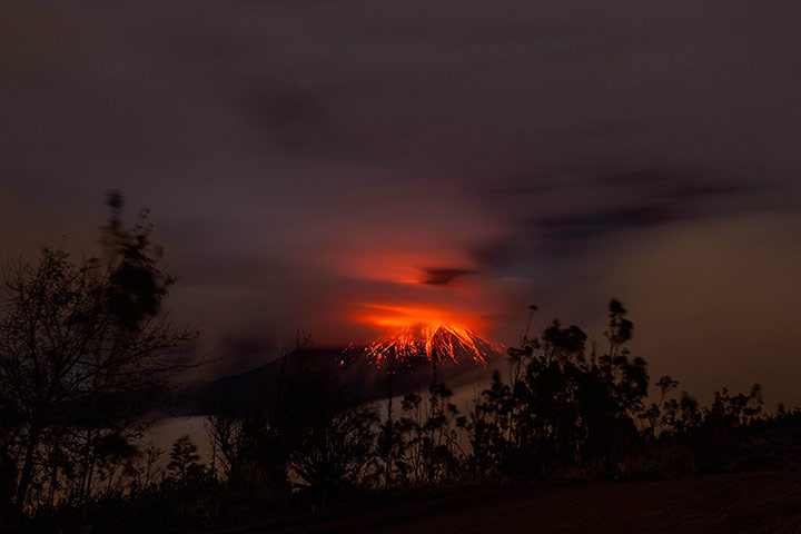 20 Photographs: Activity continued to increase at the Tungurahua volcano in Ecuador
