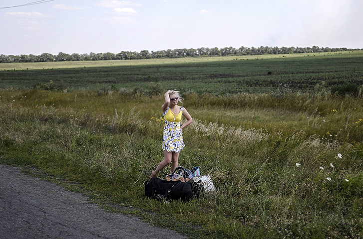 20 Photographs: A Ukrainian girl cries after leaving her home near the village of Hrabove
