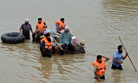 Sikhs-assist-with-flood-r-011.jpg