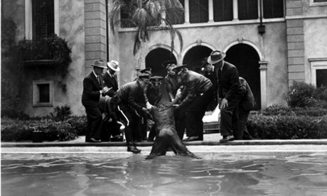 Sunset Boulevard, US 1950. William Holden (being dragged from pool).