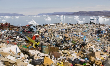 Péssima despejado na tundra fora llulissat na Groenlândia com icebergs atrás do Sermeq Kujullaq ou llulissat fiorde de gelo.  O fiorde de gelo de Ilulissat é um património mundial da Unesco