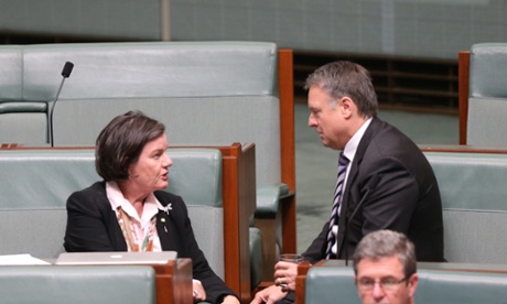 The independent member for Indi Cathy McGowan talks with the shadow minister for Agriculture Joel Fitzgibbon.