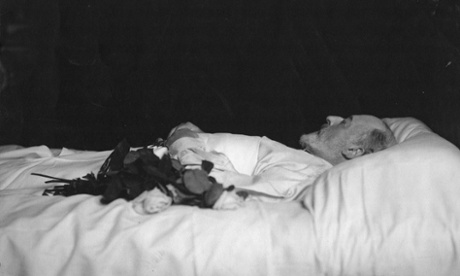 British monarch King Edward VII (1841 - 1910) lies in state in Buckingham Palace, 1 May 1910